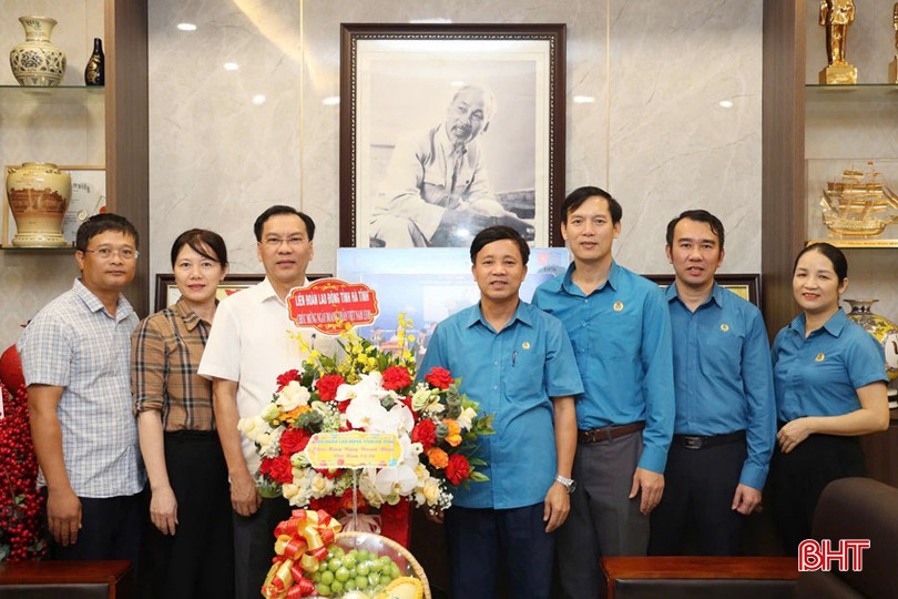 Chủ tịch LĐLĐ tỉnh Nguyễn Văn Danh chúc mừng Công ty CP Đầu tư xây dựng Hà Tĩnh nhân Ngày Doanh nhân Việt Nam 2024. 5-4519.jpg