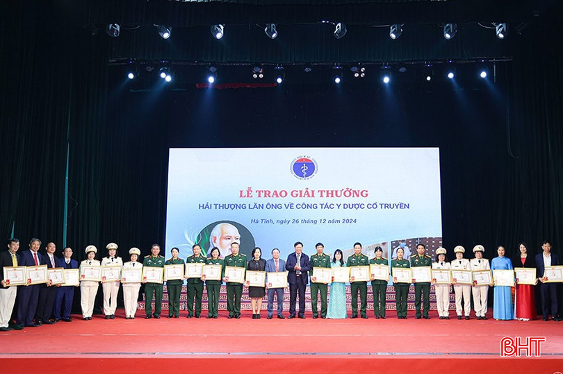 Bác sỹ Phạm Thị Hồng Lam (thứ hai từ phải sang) nhận Giải thưởng Hải Thượng Lãn Ông vào tháng 12/2024. bqbht_br_6.jpg
