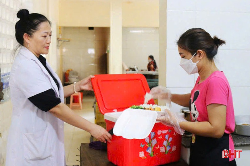 Không chỉ hoàn thành xuất sắc nhiệm vụ chuyên môn, bác sỹ Lam còn tích cực tham gia hoạt động thiện nguyện, hỗ trợ bệnh nhân nghèo. bqbht_br_3.jpg