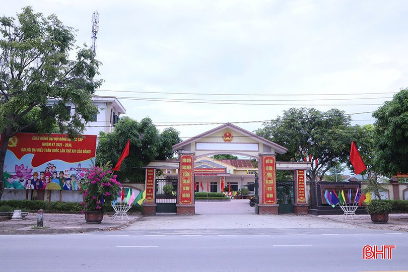 Trụ sở mới của UBND phường Trần Phú (sáp nhập từ xã, phường: Thạch Hạ, Thạch Trung, Đồng Môn, Hộ Độ) được trang trí cờ hoa rực rỡ chào đón sự kiện trọng đại. bqbht_br_3.jpg