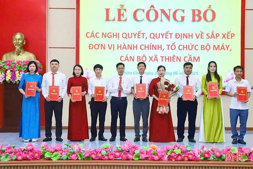 Xã Thiên Cầm công bố các nghị quyết, quyết định về sắp xếp đơn vị hành chính, tổ chức bộ máy, cán bộ. bqbht_br_1.jpg