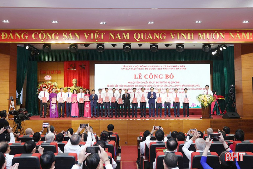 Thường trực Tỉnh ủy trao quyết định thành lập đảng bộ 69 xã, phường trên địa bàn toàn tỉnh. Ảnh Đình Nhất. bqbht_br_z6756231113450-59a63661d7cbe46f50eb601dd14486f4.jpg