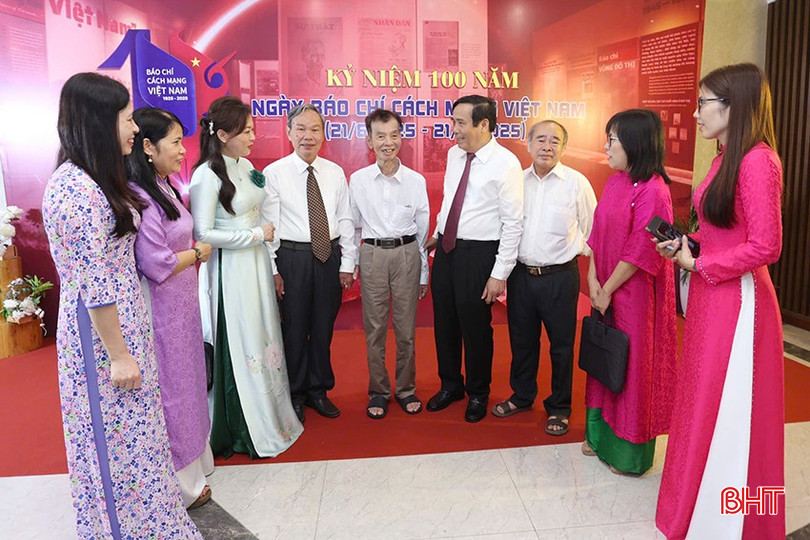Lễ gặp mặt kỷ niệm 100 năm Ngày Báo chí cách mạng Việt Nam là dịp để các thế hệ người làm báo tỉnh nhà gặp gỡ, giao lưu, trao đổi về chuyên môn. bqbht_br_1.jpg