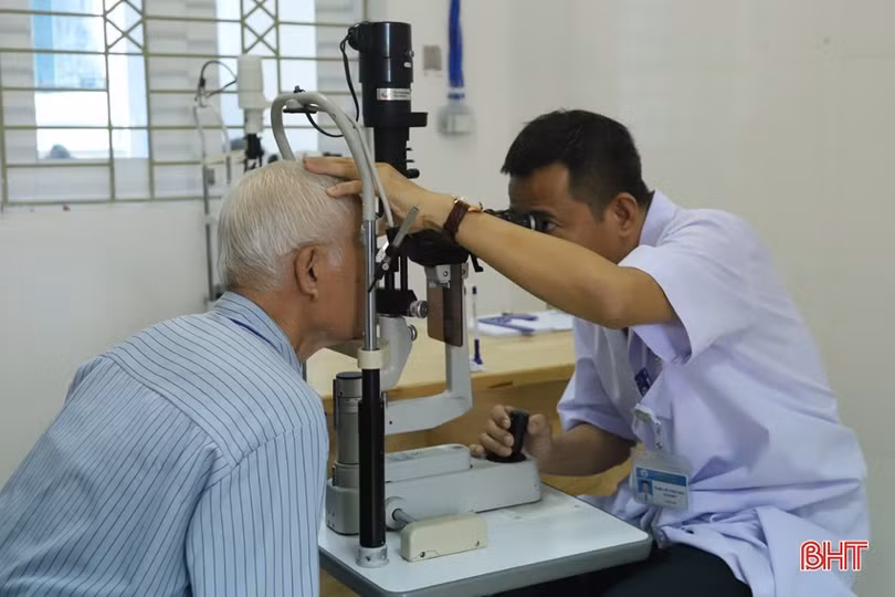 Nhiều bệnh nhân cao tuổi được thăm khám, điều trị, phẫu thuật mắt miễn phí tại Bệnh viện Mắt Hà Tĩnh.