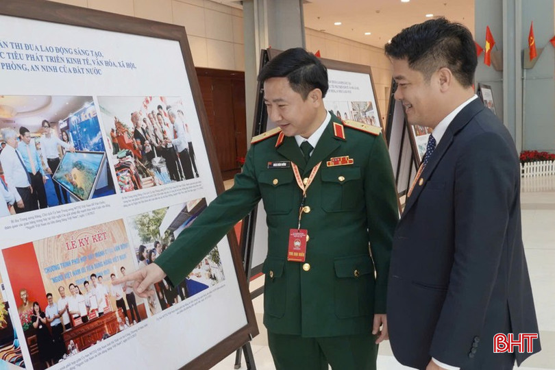 Thiếu tướng Đoàn Xuân Bường - Phó Chính ủy Quân khu IV và Chủ tịch Ủy ban MTTQ tỉnh Trần Nhật Tân tham quan không gian trưng bày tại đại hội. 3-2550.jpg