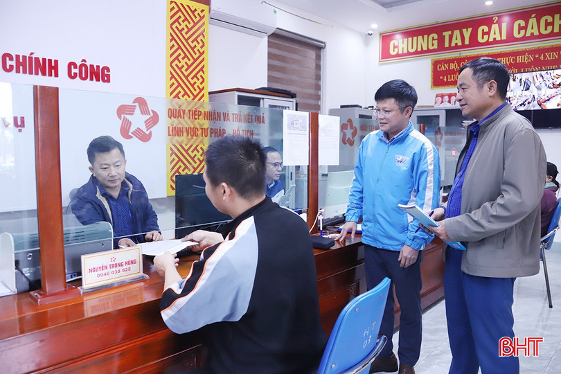 Ủy ban MTTQ và các tổ chức chính trị xã hội xã Đông Kinh thường xuyên giám sát hoạt động tại Trung tâm Hành chính công của xã.