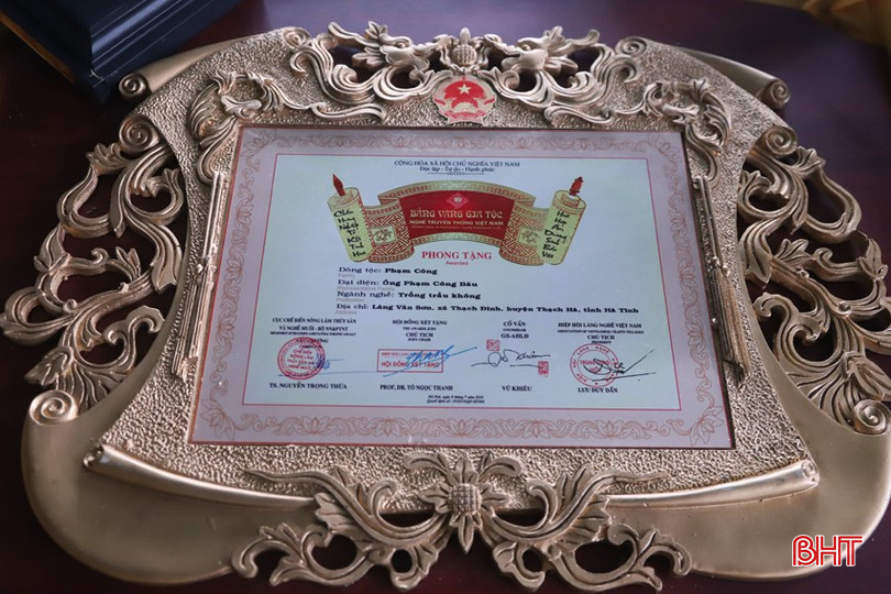 Nghề trồng trầu không của dòng họ Phạm Công đã được Hiệp hội Làng nghề Việt Nam phong tặng "Bảng vàng gia tộc nghề truyền thống Việt Nam". bqbht_br_3-5561.jpg