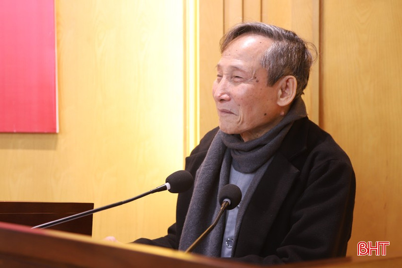 Giáo sư Lê Mạnh Thát - nhà nghiên cứu Phật giáo Việt Nam trình bày tham luận về "Lịch sử Phật giáo Hà Tĩnh" và đề xuất các giải pháp phát huy nguồn lực của Phật giáo trên địa bàn Hà Tĩnh. bqbht_br_9.jpg