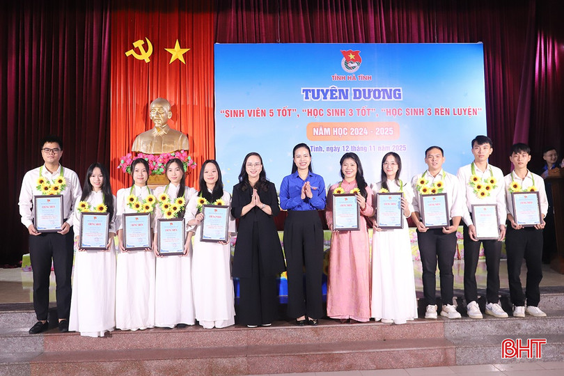 Gia Bảo (thứ 3 từ phải sang) là một trong những sinh viên đạt danh hiệu "Sinh viên 5 tốt" cấp tỉnh năm học 2024 - 2025.