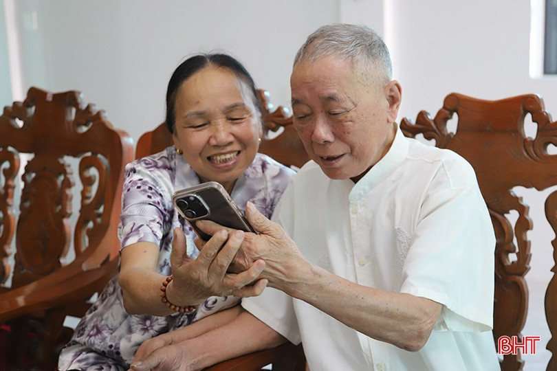 El Sr. Tran Quoc Hoat y su esposa estaban felices de reencontrarse con su antiguo camarada después de 50 años de separación. 1-5.jpg