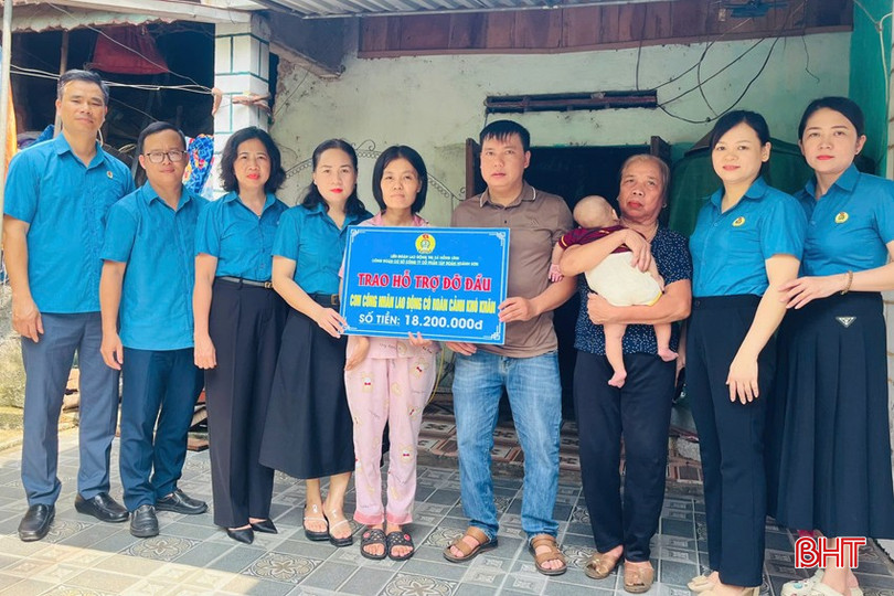 LĐLĐ thị xã Hồng Lĩnh phối hợp Công ty CP Tập đoàn Hoành Sơn trao hỗ trợ đỡ đầu cho con anh Đinh Văn Tài (đoàn viên công ty) với số tiền hơn 18 triệu đồng. Vợ chồng anh Tài bị khuyết tật, hoàn cảnh gia đình hết sức khó khăn. 4.jpg
