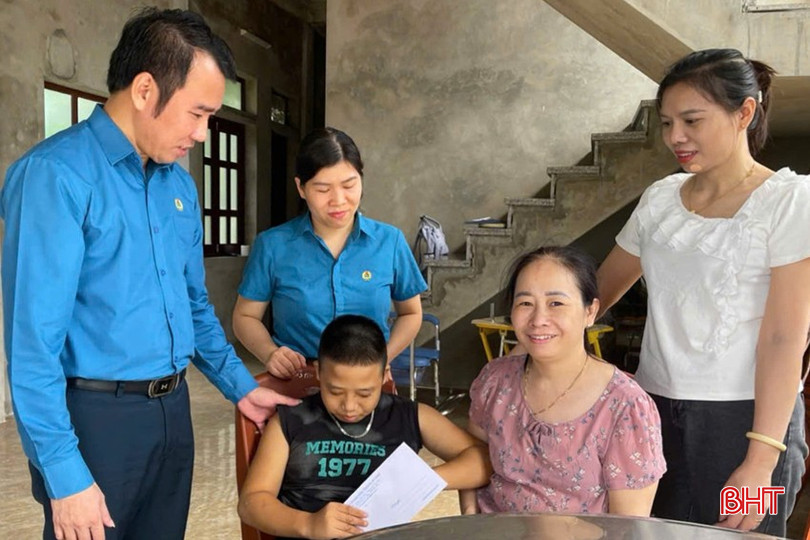Chia sẻ với các cháu là con em đoàn viên, người lao động có hoàn cảnh khó khăn, bị bệnh hiểm nghèo, Công đoàn ngành Công thương đã trao 11 suất quà tết Trung thu, mỗi suất trị giá 500 nghìn đồng. 8.jpg