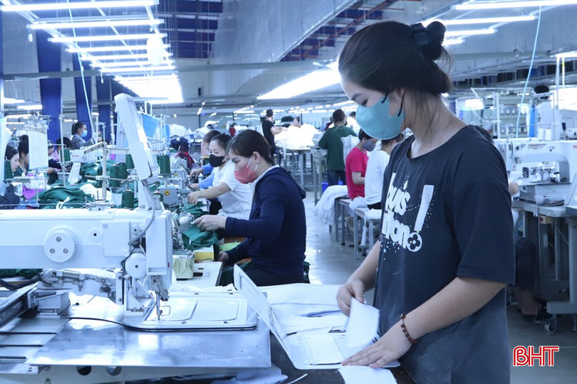 Xí nghiệp May 10 Hà Tĩnh đảm bảo việc làm, thu nhập cho người lao động nhờ đơn hàng ổn định. 3.jpg