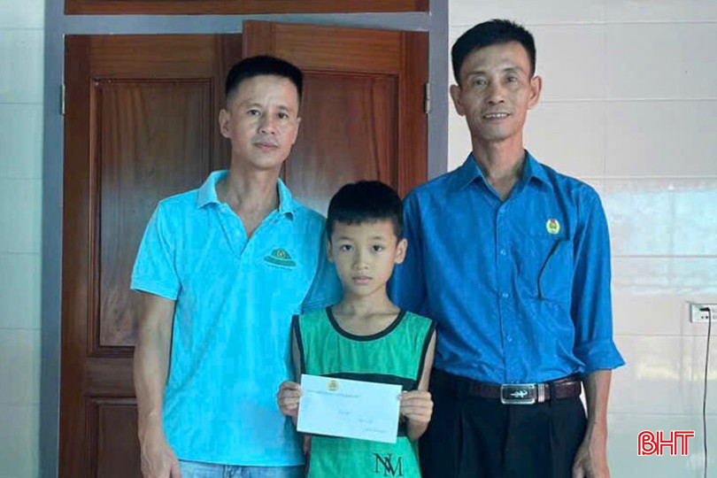 Ban Quản lý Quỹ Xã hội công đoàn của huyện Hương Sơn thăm và trao tặng 36 suất quà (trị giá 22 triệu đồng)... 3.jpg