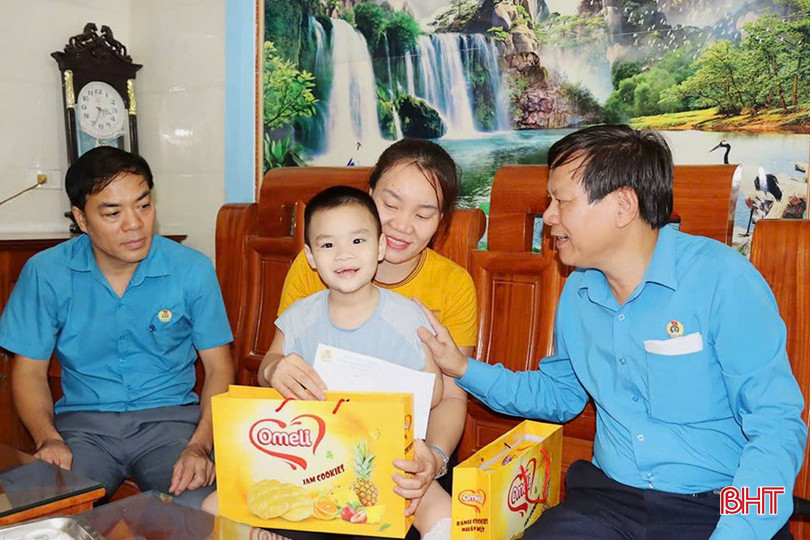 Lãnh đạo LĐLĐ huyện Đức Thọ đã đến thăm hỏi, động viên và trao 60 suất quà với tổng trị giá 18 triệu đồng cho con cán bộ, đoàn viên, CNVCLĐ mắc các bệnh hiểm nghèo, hoàn cảnh khó khăn trên địa bàn. 9.jpg