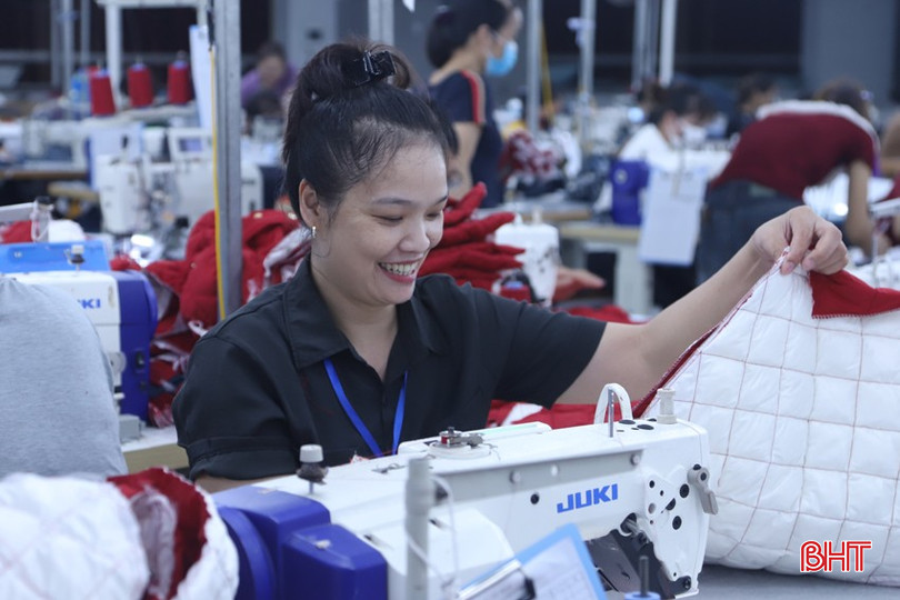 Công nhân phấn khởi vì công ty có nhiều đơn hàng, đảm bảo việc làm và thu nhập. 5.jpg