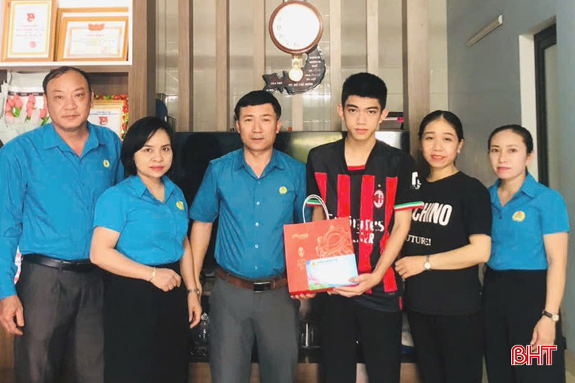 LĐLĐ huyện Kỳ Anh trao 35 suất quà (trị giá 17,5 triệu đồng) cho con em đoàn viên, người lao động bị bệnh hiểm nghèo, tàn tật, ốm đau, có hoàn cảnh khó khăn trên địa bàn. 2.jpg