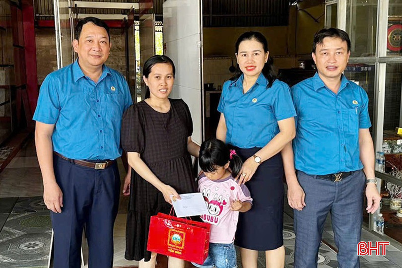 Ban Quản lý Quỹ Xã hội công đoàn của LĐLĐ huyện Hương Khê trao 20 suất quà (trị giá 10 triệu đồng) cho con em đoàn viên, người lao động bị bệnh hiểm nghèo, tàn tật, ốm đau, có hoàn cảnh khó khăn trên địa bàn. 5.jpg