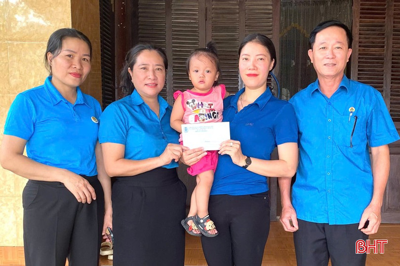 Lãnh đạo LĐLĐ thị xã Kỳ Anh trực tiếp đến thăm hỏi, động viên và trao tặng 29 suất quà (trị giá 16 triệu đồng)... 1.jpg