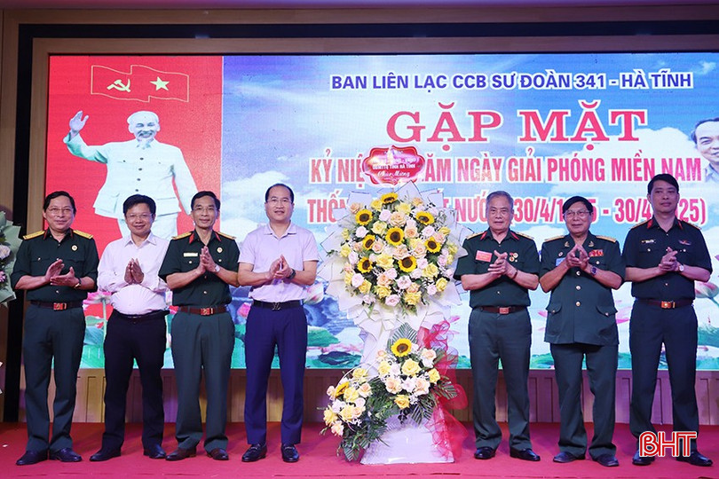 Lãnh đạo các sở, ban, ngành tặng hoa chúc mừng Ban Liên lạc cựu chiến binh Sư đoàn 341. bqbht_br_4.jpg