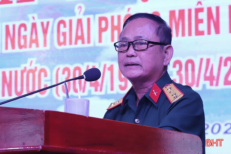 Cựu chiến binh Nguyễn Văn Thành (huyện Thạch Hà) chia sẻ tại buổi gặp mặt. bqbht_br_3.jpg