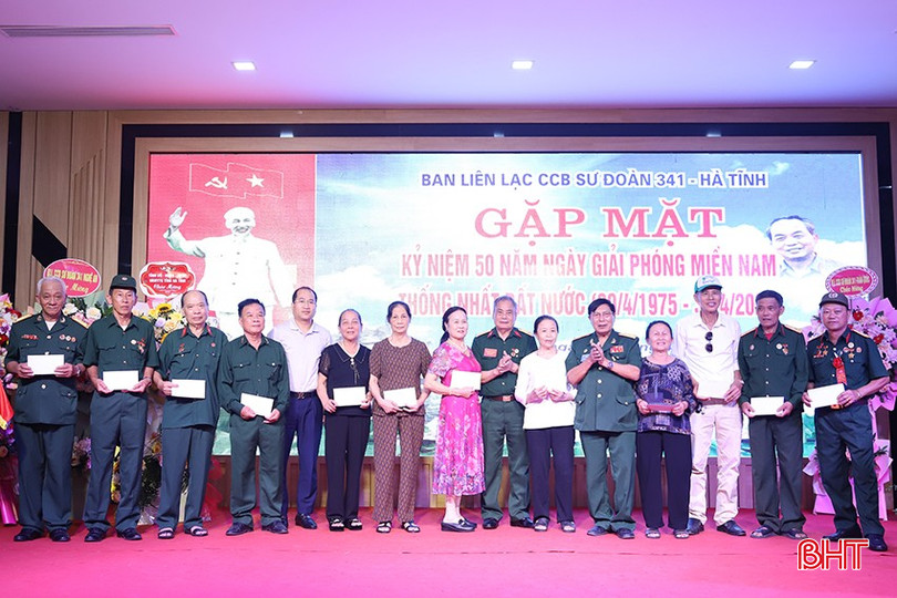 Tặng quà cho các gia đình chính sách. bqbht_br_19.jpg