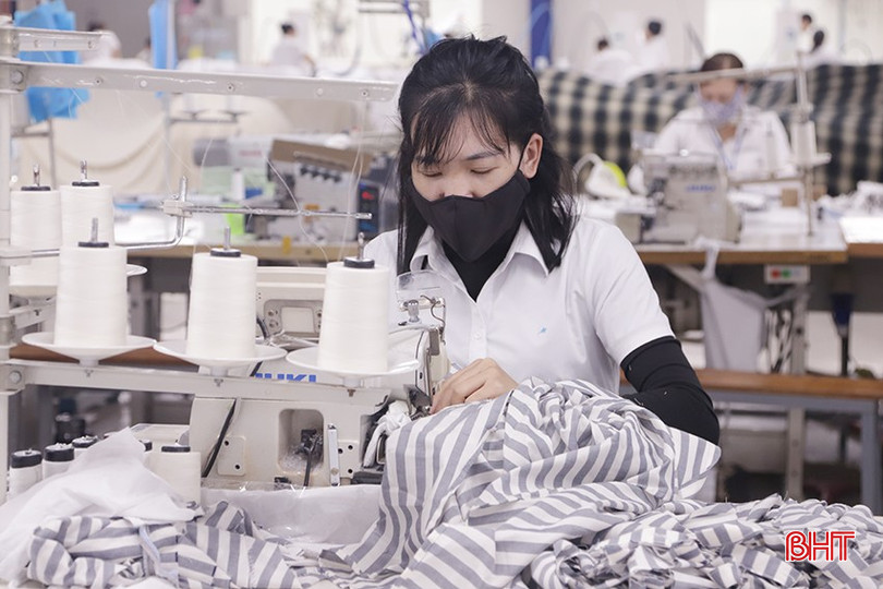 Công nhân Xí nghiệp May 10 Hà Tĩnh khởi động dây chuyền sản xuất đầu năm mới với nhiều kỳ vọng. bqbht_br_ueww.jpg
