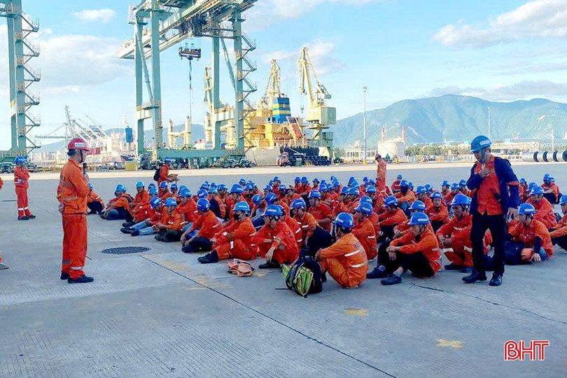 Công nhân Công ty TNHH Viettex được quán triệt các quy định đảm bảo an toàn, vệ sinh lao động trước khi bắt đầu ca làm việc đầu xuân mới. bqbht_br_2.jpg