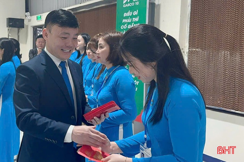 Lãnh đạo Xí nghiệp May 10 Hà Tĩnh lì xì, chúc mừng năm mới tới người lao động. bqbht_br_1.jpg