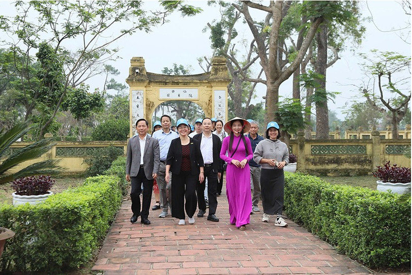 Zona memorială Nguyen Du, un sit istoric național special, atrage un număr mare de vizitatori. 4.jpg
