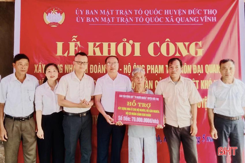 Ủy ban MTTQ huyện Đức Thọ trao hỗ trợ kinh phí xây dựng nhà ở cho hộ nghèo ở xã Quang Vĩnh. 1.jpg