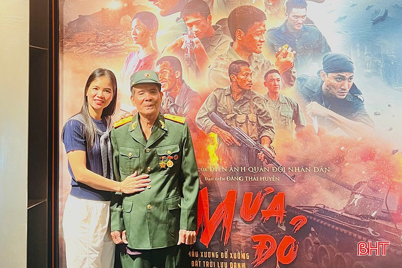 Ông Quang bồi hồi xúc động khi cùng con gái xem bộ phim "Mưa đỏ" trong dịp Quốc khánh năm nay. bqbht_br_4.jpg