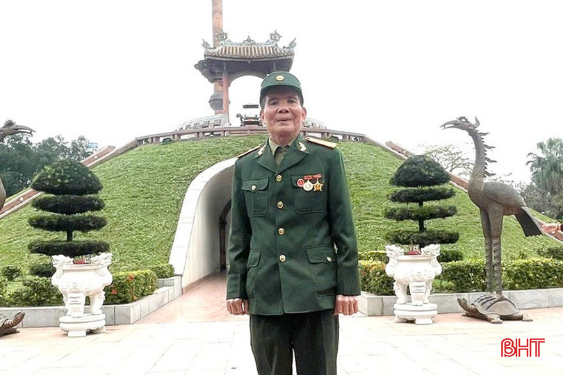 Ông Đậu Đình Quang trong một lần thăm lại chiến trường Thành cổ Quảng Trị. bqbht_br_3.jpg