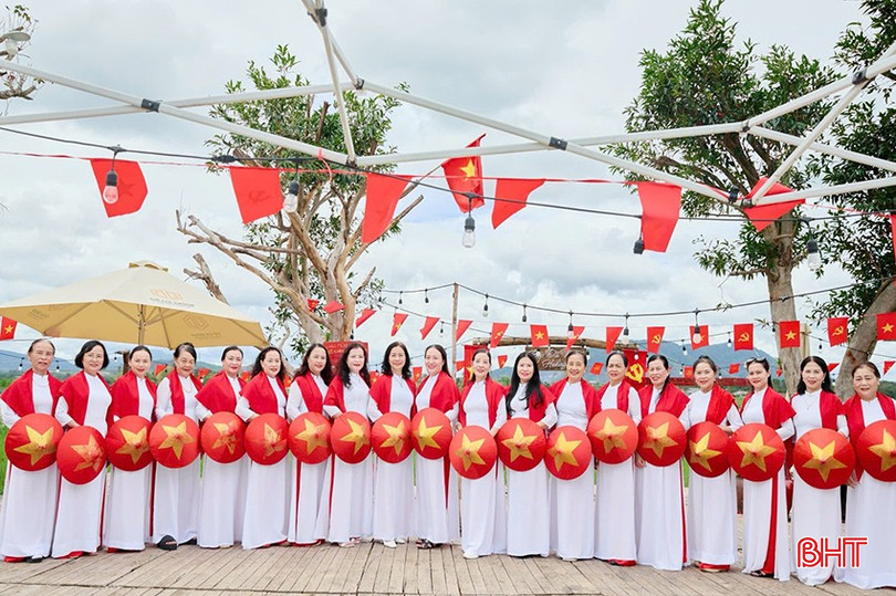Bà Nguyễn Thị Vinh (thứ 2 từ trái sang) cùng những người bạn của mình đón mừng Quốc khánh. bqbht_br_1.jpg