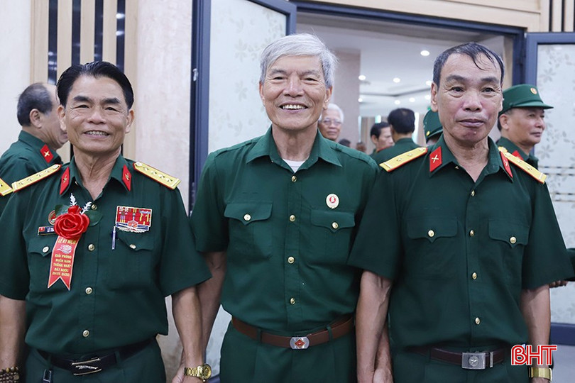Tết Độc lập trong những ngày tháng ở chiến trường vẫn là ký ức không thể nào quên đối với ông Lê Đình Hân (ở giữa) và những đồng đội ở Sư đoàn 341. bqbht_br_5.jpg