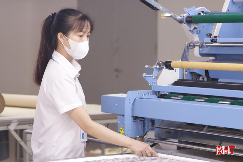 Nhờ xí nghiệp có nhiều chính sách "giữ chân' lao động tốt, chị Nguyễn Thị Thu Hương đã gắn bó với đơn vị hơn 3 năm nay. bqbht_br_3.jpg