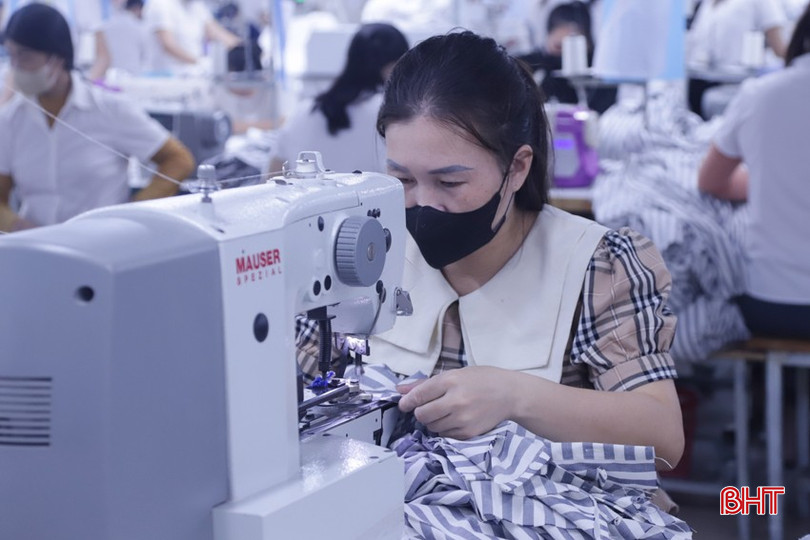 Chị Dương Thị Hà đang mang bầu tháng thứ 7 được ưu tiên bố trí công việc và thời gian hợp lý cùng những chế độ hỗ trợ thiết thực. bqbht_br_2.jpg