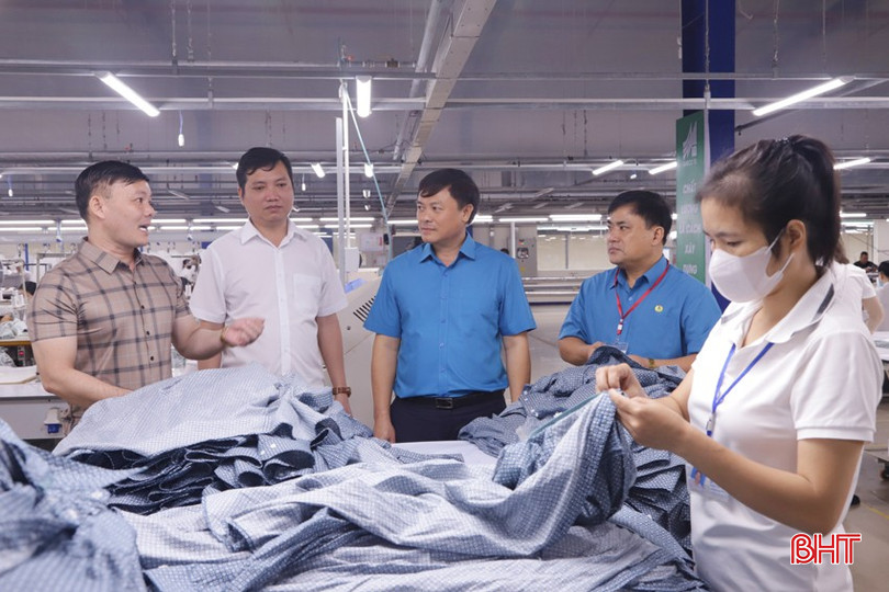 Lãnh đạo xí nghiệp và cán bộ công đoàn các cấp thường xuyên quan tâm, sâu sát tình hình lao động việc làm. bqbht_br_1.jpg