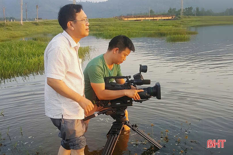 Nhà báo Phan Trung Thành và đồng nghiệp trong một chuyến tác nghiệp tại cơ sở. bqbht_br_2-7128.jpg