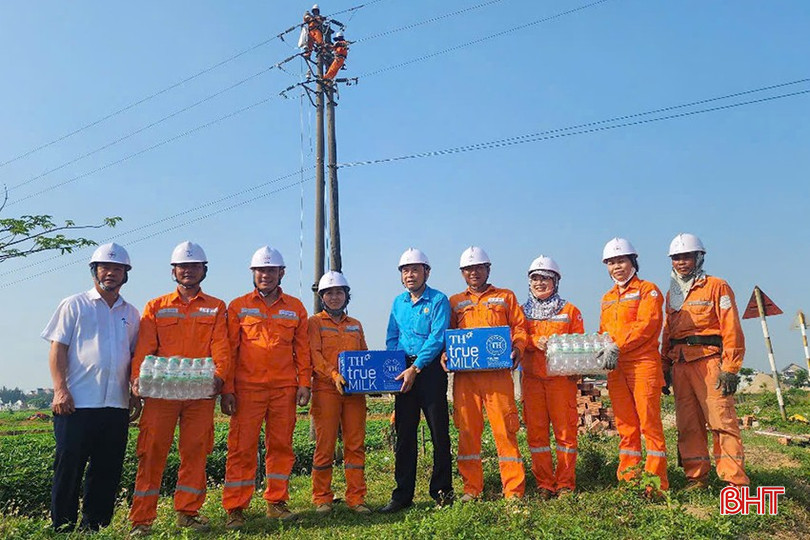 Lãnh đạo và cán bộ công đoàn Điện lực Hà Tĩnh động viên công nhân làm việc tại hiện trường trong thời tiết nắng nóng. bqbht_br_7.jpg