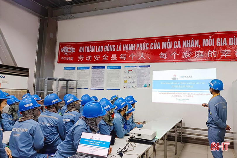 Lao động MCC Việt Nam được quán triệt công tác đảm bảo an toàn lao động trước khi vào phân xưởng. 11.jpg