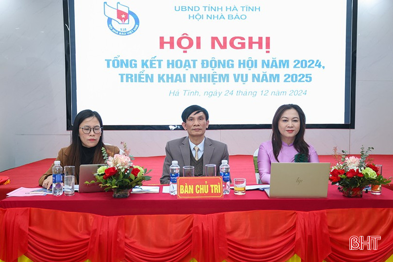 Phó Chủ tịch Thường trực Hội Nhà báo tỉnh Võ Xuân Báu và các Phó Chủ tịch Hội Nhà báo: Lê Thị Thủy - Phó Tổng Biên tập Báo Hà Tĩnh, Trần Thị Phương Hoa - Phó Giám đốc Đài PT - TH tỉnh đồng chủ trì hội nghị. bqbht_br_aimg-2045.jpg