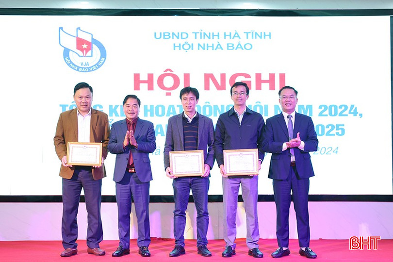 Phó trưởng Ban Tuyên giáo Tỉnh ủy Nguyễn Xuân Hải, Phó Giám đốc Sở TT - TT Dương Kim Nga trao giấy khen cho các tập thể. bqbht_br_aimg-2122.jpg