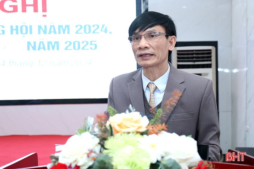 Phó Chủ tịch Thường trực Hội Nhà báo tỉnh Võ Xuân Báu báo cáo kết quả hoạt động hội năm 2024, triển khai nhiệm vụ năm 2025. bqbht_br_aimg-2013.jpg