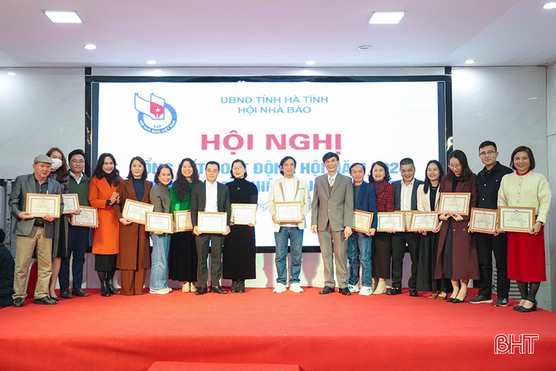Lãnh đạo Hội Nhà báo tỉnh trao danh hiệu "Chiến sỹ thi đua cơ sở" cho 34 cá nhân. bqbht_br_aimg-2149.jpg