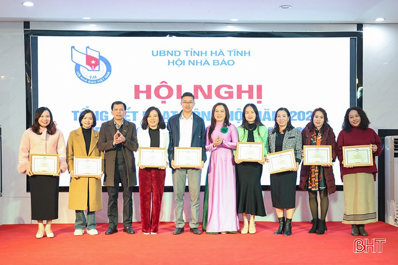 Trao giấy khen cho 23 cá nhân có nhiều thành tích trong hoạt động công tác hội... bqbht_br_aimg-2183-1.jpg