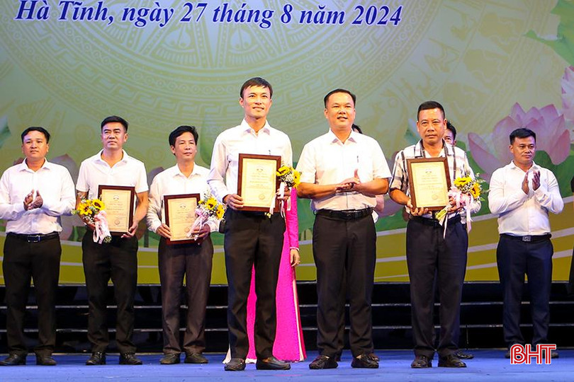Ban Tổ chức trao một số giải thưởng phụ như: địa phương tổ chức hội thi ở cơ sở tốt nhất; đơn vị tuyên truyền công tác phòng chống bạo lực gia đình trong cấp hội phụ nữ tốt nhất; đơn vị trả lời phần thi kiến thức tốt nhất; đơn vị xây dựng kịch bản xuất sắc nhất. giai phu dandung xs.jpg
