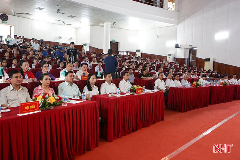 Đại biểu tham dự lễ khai mạc. a1.jpg