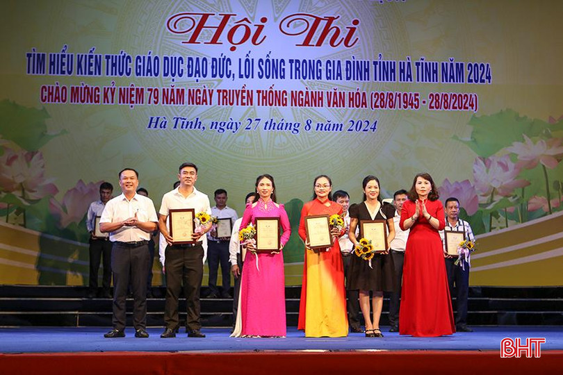 BTC trao giải ba cho các đội: Hương Khê, Cẩm Xuyên, Lộc Hà , TX Hồng Lĩnh. giai ba.jpg