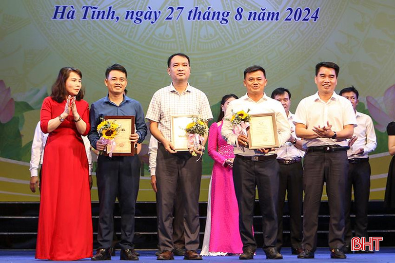 ...trao giải khuyến khích cho các đội: Nghi Xuân, Thạch Hà, Đức Thọ. giai KK.jpg